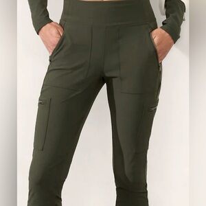 Athleta Headlands Hybrid Cargo Tights, size 2.
